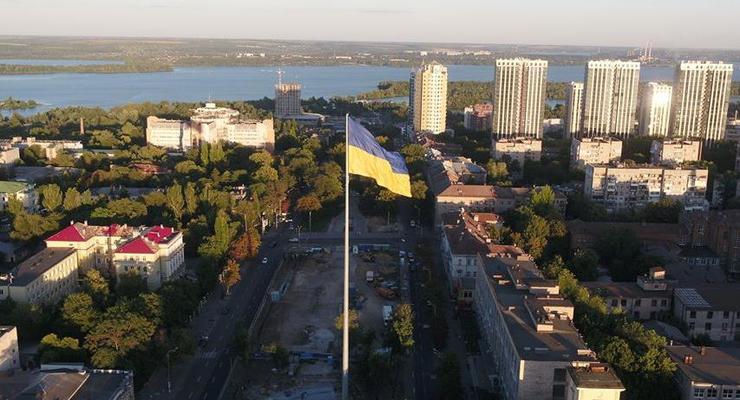 В Днепре флаг Украины подняли на рекордно высоком флагштоке