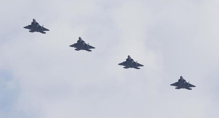 США перебросили в Европу эскадрилью истребителей F-22