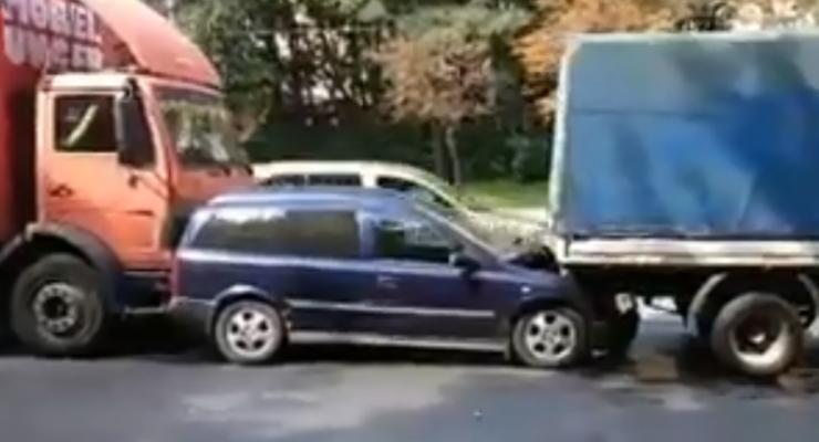 В Киеве грузовик "впечатал" Opel в Газель
