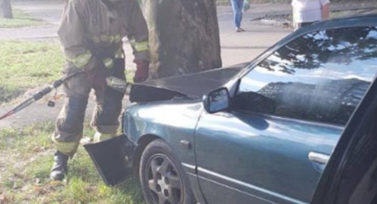 В Одессе пьяная авто-леди врезалась в дерево и бросалась на полицейских