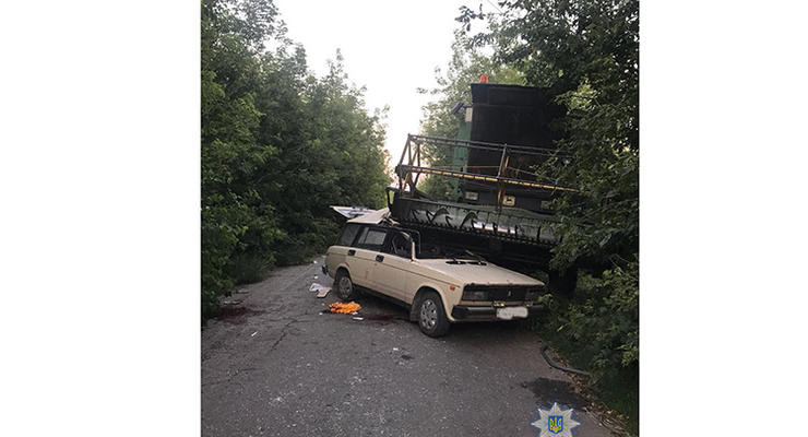 В Тернопольской области легковушка попала под комбайн: водитель погиб