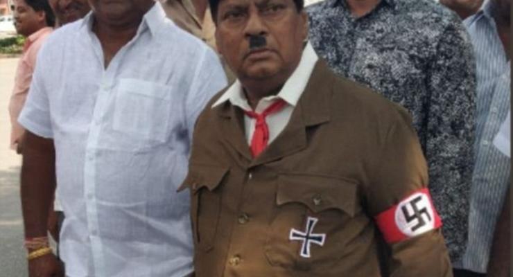 В Индии депутат пришел на заседание парламента в образе Гитлера