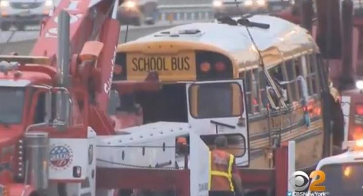 Авария со школьным автобусом в США: 42 пострадавших
