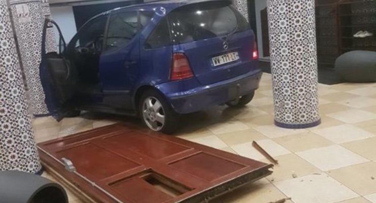 Во Франции мужчина протаранил двери мечети