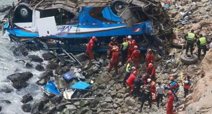 В Перу автобус упал в пропасть: погибли 15 человек