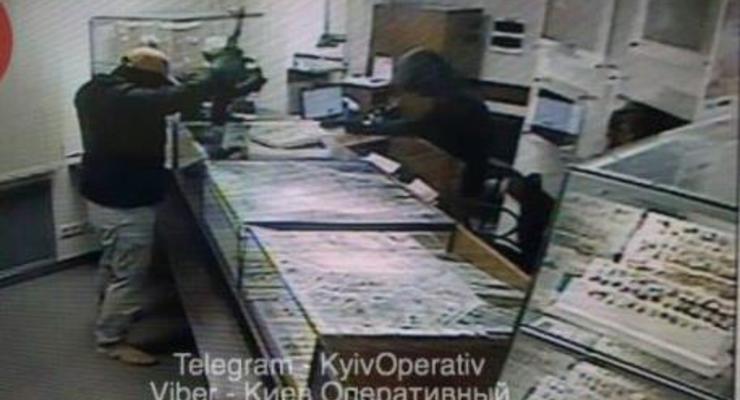 Появились фото и видео ограбления ломбарда в Киеве