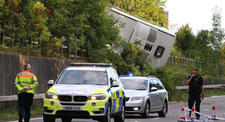 В Британии на ходу перевернулся автобус: десятки пострадавших