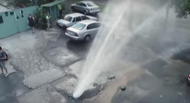 В Киеве у ЗАГСа прорвало водопровод: забил огромный фонтан