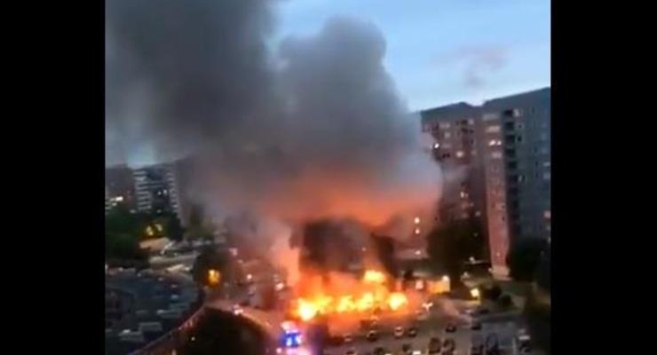 В городах Швеции неизвестные подожгли десятки автомобилей
