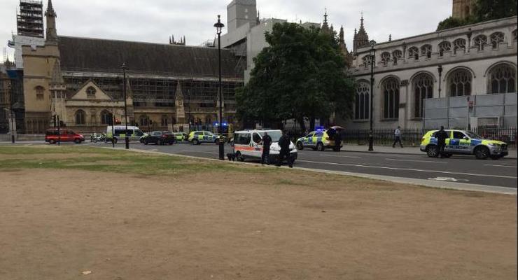 Автомобиль врезался в ограду парламента Британии