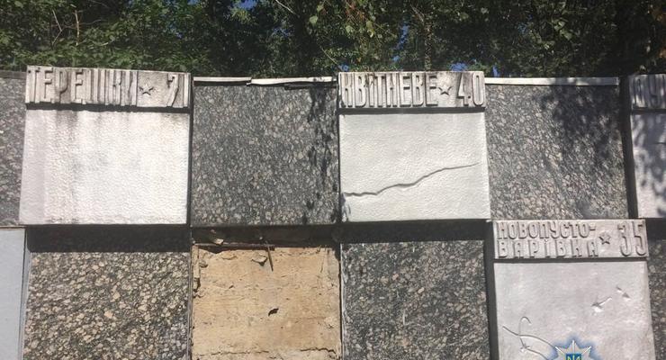 Под Киевом вандал сдал табличку с мемориала жертвам Второй мировой за 24 грн