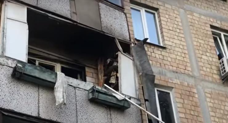 В Киеве в квартире произошел пожар со взрывами: есть пострадавший