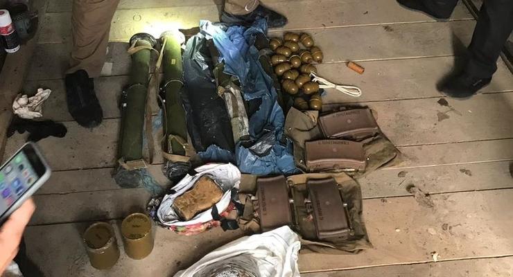 В гараже Киева нашли арсенал нелегального оружия