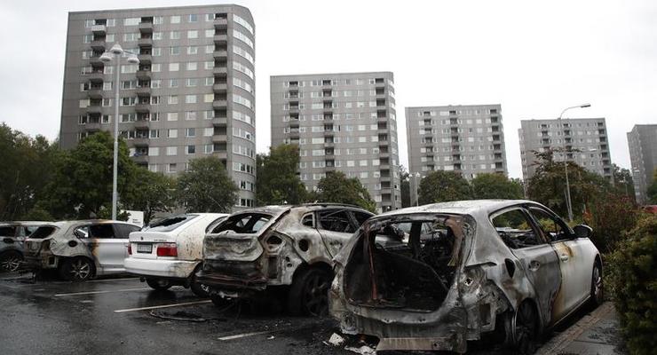 В Швеции задержали подозреваемых в массовом поджоге машин
