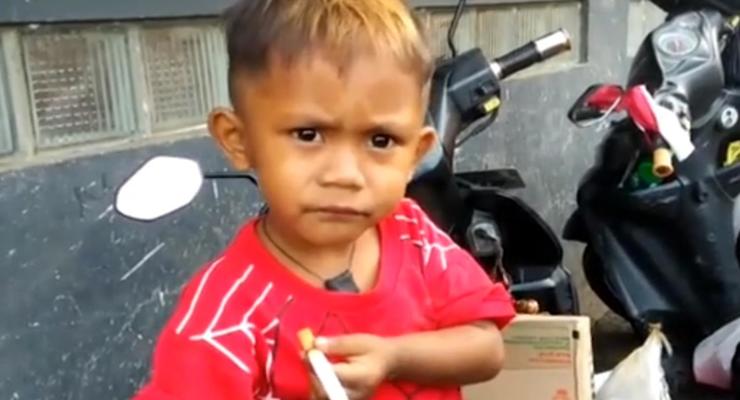 В Индонезии малыш курит 40 сигарет в день