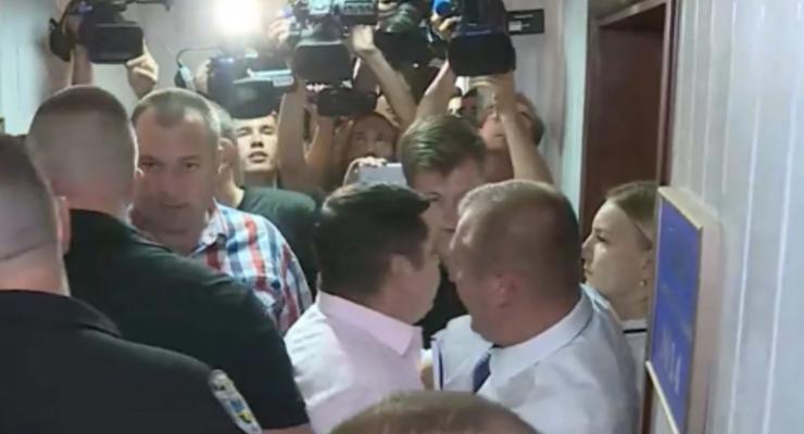 В суде произошла потасовка между адвокатом Януковича и полицией