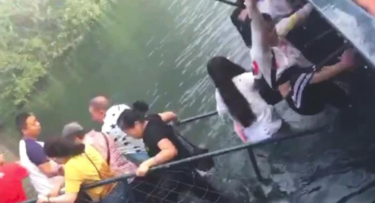 Мост с туристами обрушился в Китае из-за любителя селфи