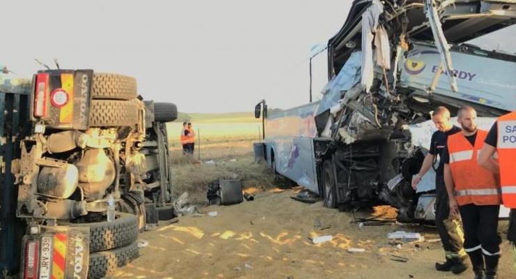 Во Франции грузовик врезался в автобус с детьми, есть пострадавшие
