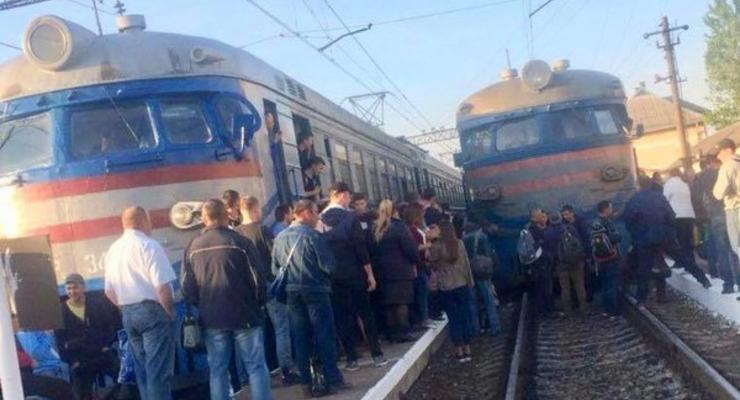 Во Львове люди в знак протеста блокировали движение поездов