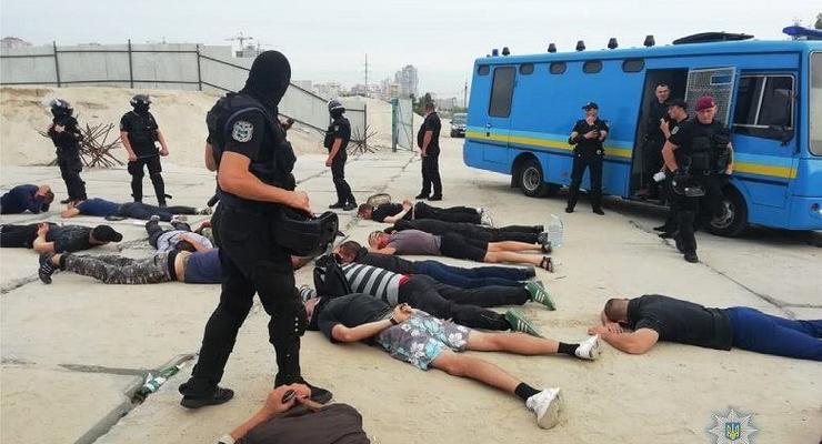 Полиция задержала 40 вооруженных парней возле стройки на Осокорках