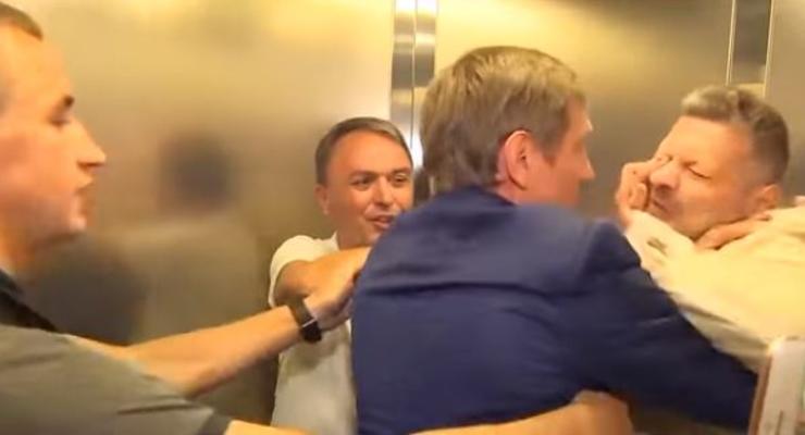 Появилось видео второй драки Мосийчука и Шахова: "добивали" оппонента в лифте