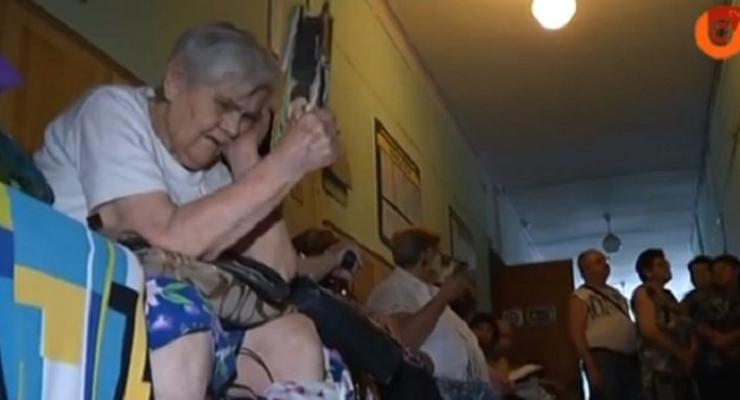 В Мариуполе стариков мучают в очередях за пенсиями