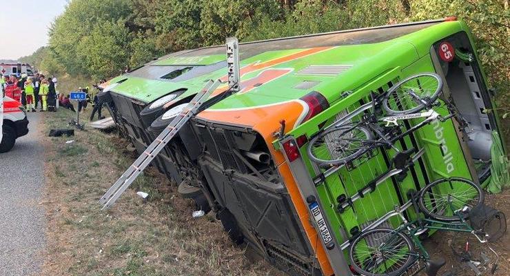В Германии перевернулся автобус: 16 пострадавших