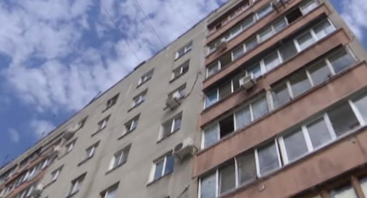 В Запорожье пьяная женщина выбросила собаку с седьмого этажа