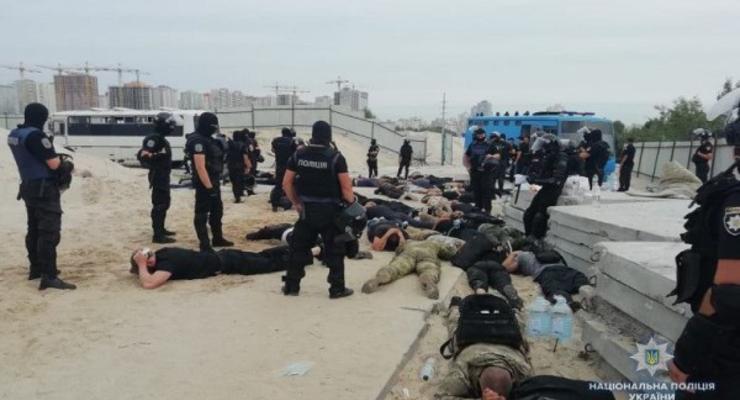 Стройка на Осокорках: полиция отловила еще 40 вооруженных титушек