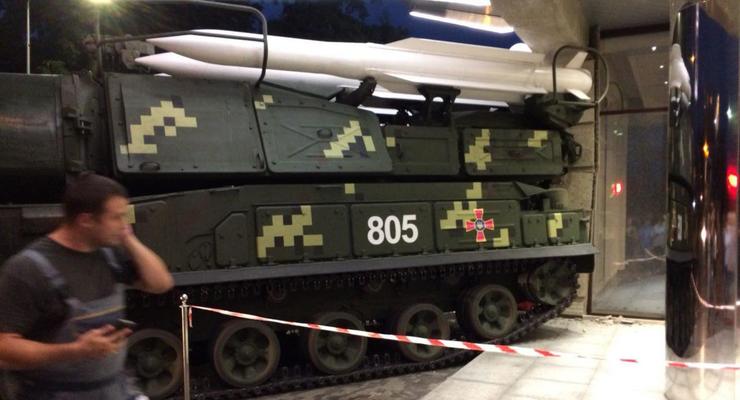 В Киеве установка Бук врезалась в здание