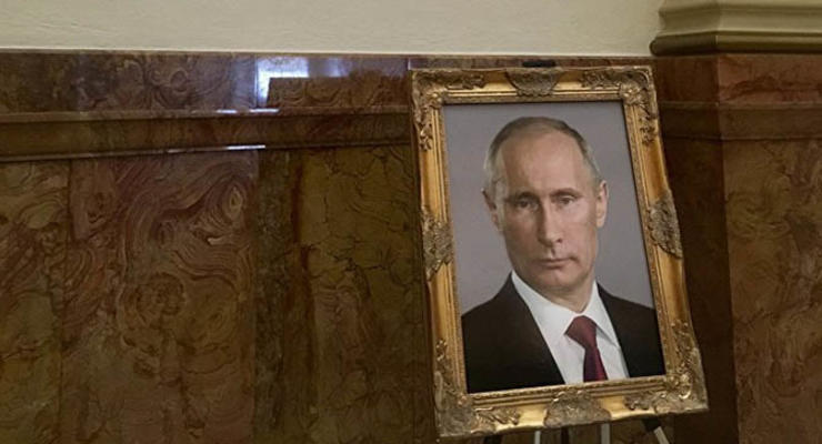 В США чиновницу наказали за портрет Путина в Капитолии