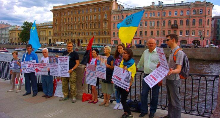 В Москве и Питере под флагами Украины провели пикеты за освобождение политузников