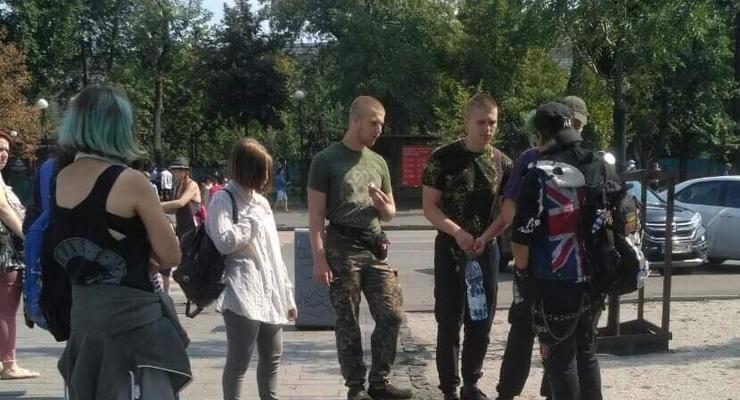 В Киеве парни с нашивками националистов избили девушку