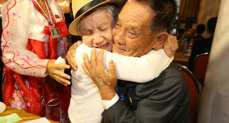 Семьи из КНДР и Южной Кореи впервые встретились за 60 лет
