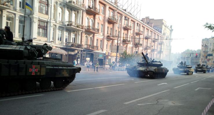 На репетиции парада в Киеве показали модернизированные танки Т-64БВ