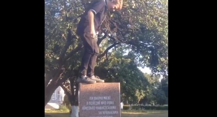 В Харькове подросток справил нужду на памятник