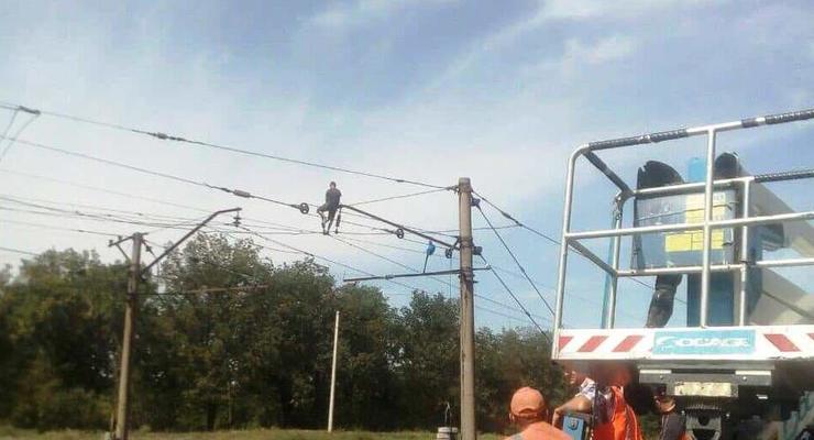 В Днепропетровской области мужчина залез на электроопору