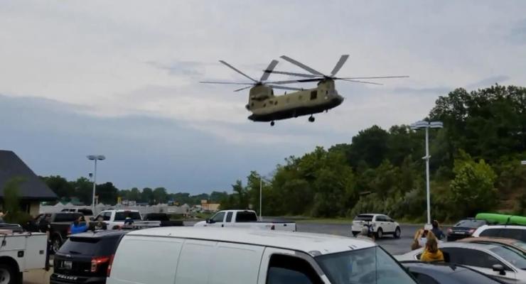 В США военный вертолет экстренно приземлился на парковке бара