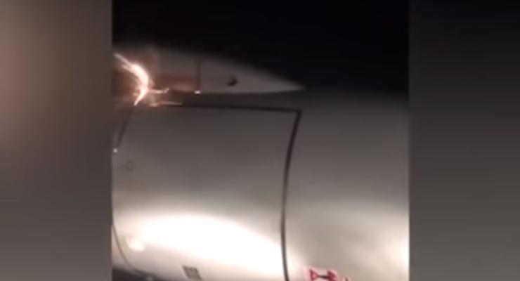 В небе над РФ у самолета загорелся двигатель