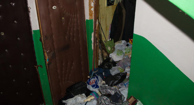В Киеве в забитой мусором квартире нашли труп
