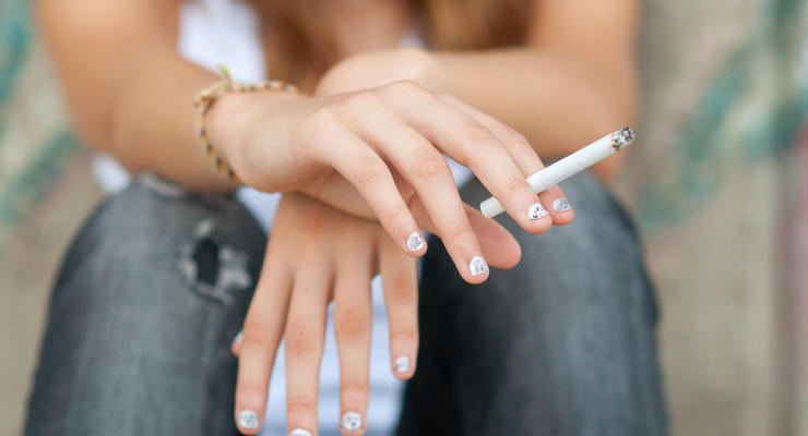 В Украине каждый восьмой подросток курит ежедневно - опрос