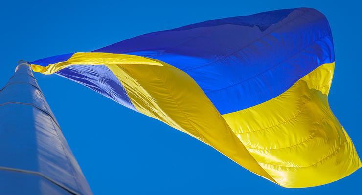В Днепре подняли самый большой флаг Украины