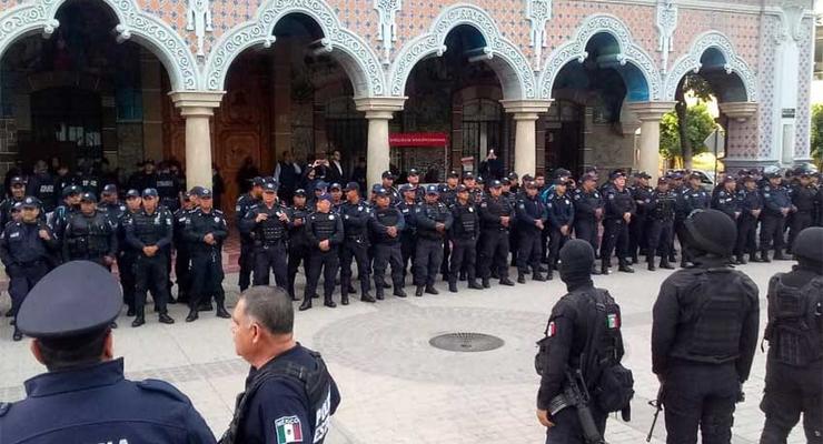 В Мексике 200 полицейских отстранили из-за связей с преступностью