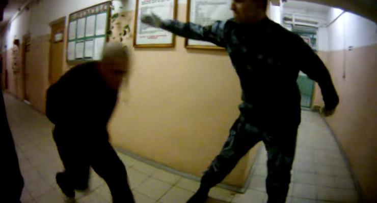 Суслики бегут! Появилось новое видео избиения заключенных в России