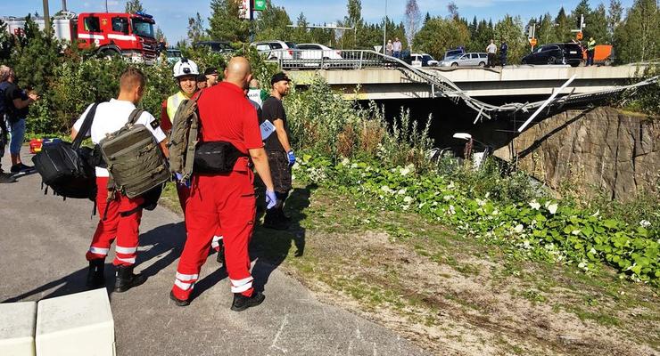 В Финляндии автобус рухнул с моста, есть погибшие