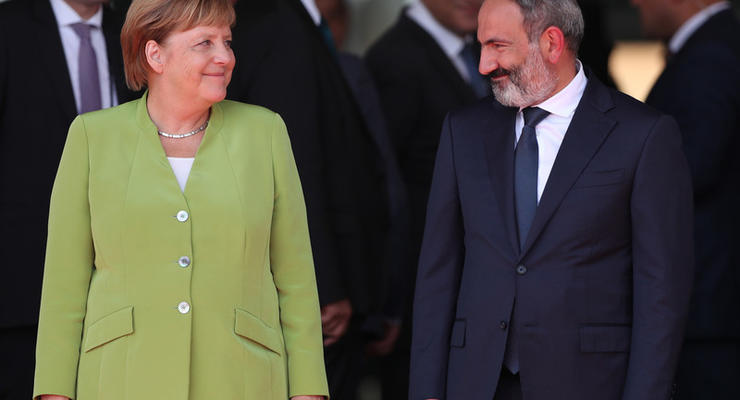 Меркель пригласила премьера Армении посетить Германию