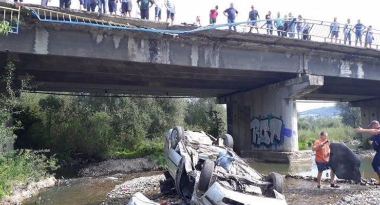 На Львовщине три человека пострадали при падении машины с моста