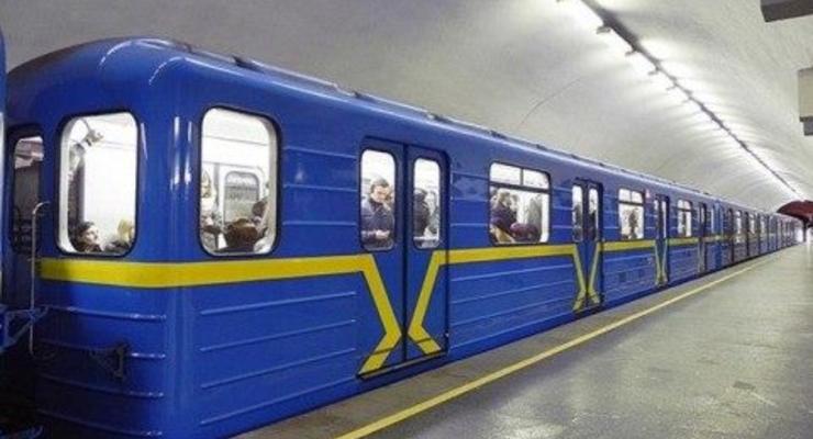 В Киеве пьяная девушка бросилась под поезд в метро