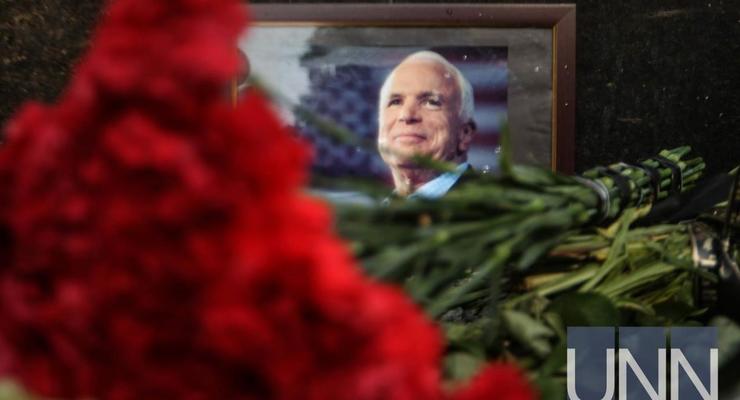 У посольства США в Киеве почтили память Маккейна