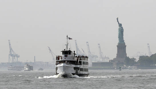 С острова Свободы в Нью-Йорке эвакуировали более трех тысяч человек